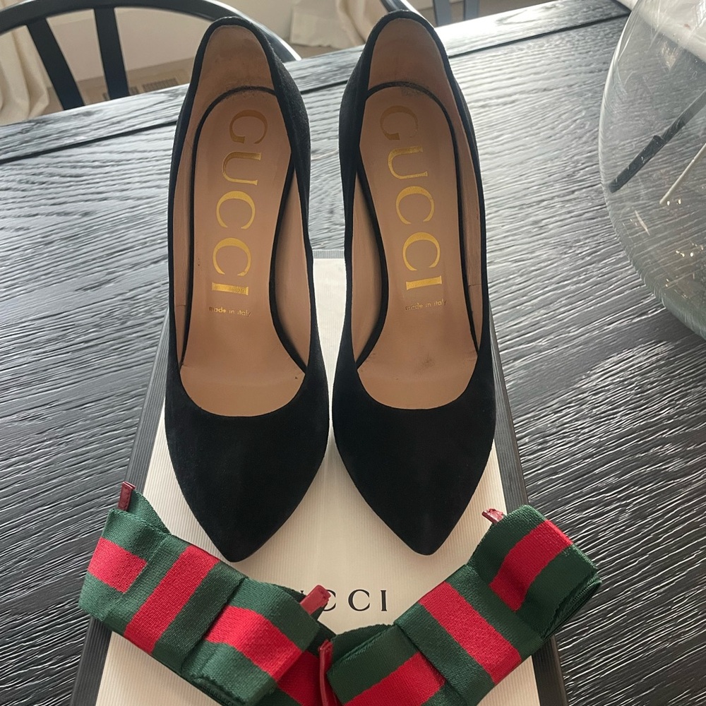 Gucci Sylvie Black Suede Heels with Red and Green Removable bow. - Picture 3 of 16
